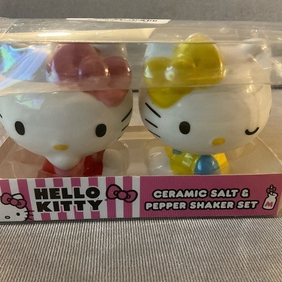Hello Kitty salt and pepper shakers - Picture 11 of 13